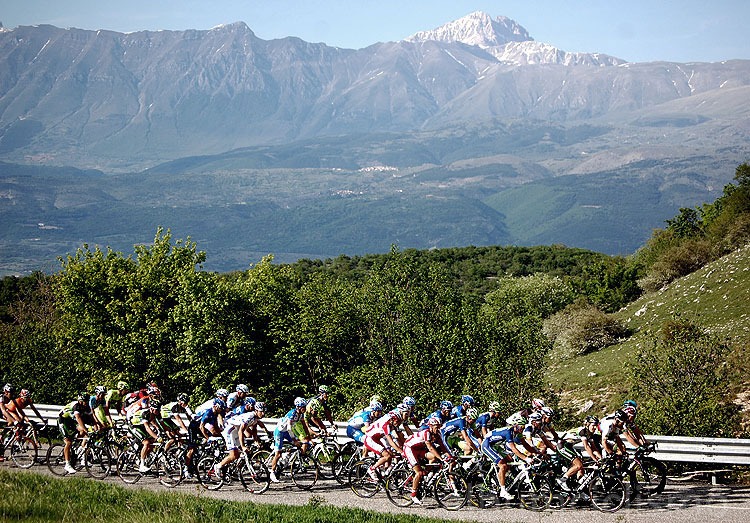 12_may_2012_giro_d_italia_peloton