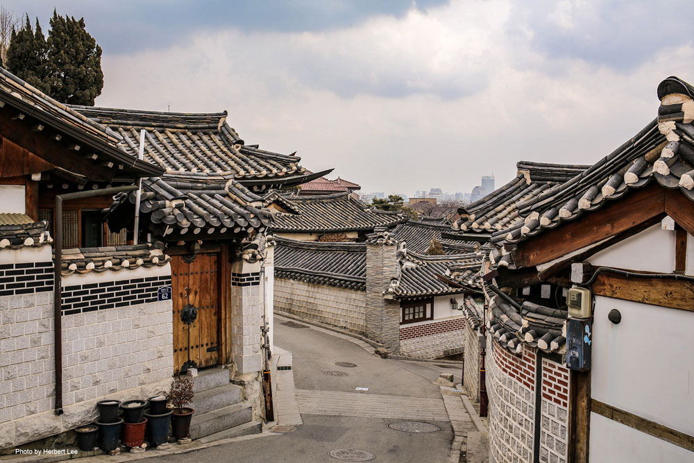 Bukchon Hanok, old wooden houses in Seoul