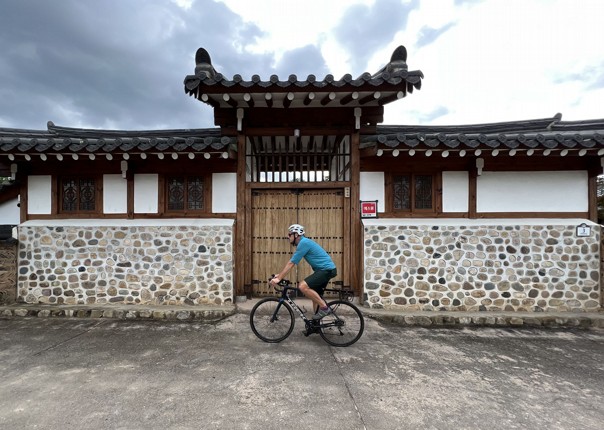 Mente Mariscos Preludio Guided Cycling Holiday - Seoul to Busan - South Korea Saddle Skedaddle
