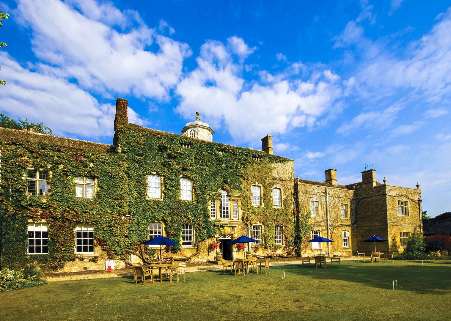 SelfGuided Leisure Cycling Holiday BourtonontheWater Cotswolds