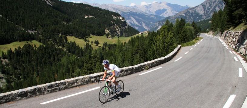Looking for a must-do climb in 2017? Look no further. Our French holiday in the Alps is the ultimate bucket list journey experience for keen roadies aspiring to tackle a few iconic peaks! Time to claim your official king or queen of the mountains status...