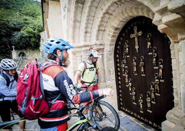 bike-pilgrims-trail-to-santiago-de-compostela-in-galicia.jpg