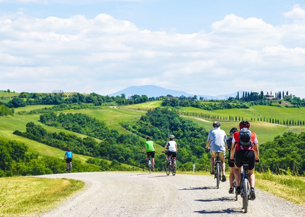 stunning-italian-tuscan-landscapes-group-bike-tour.jpg